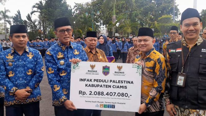 Bupati Ciamis serahkan infak peduli Palestina Kabupaten Ciamis ke pengurus Baznas jJwa Barat.