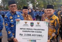 Bupati Ciamis serahkan infak peduli Palestina Kabupaten Ciamis ke pengurus Baznas jJwa Barat.