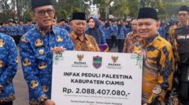 Bupati Ciamis serahkan infak peduli Palestina Kabupaten Ciamis ke pengurus Baznas jJwa Barat.