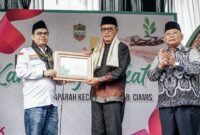 Bupati Ciamis, Herdiat Sunarya menerima penghargaan dari Baznas RI pada acara peresmian Kampung Zakat di Desa Maparah.