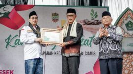 Bupati Ciamis, Herdiat Sunarya menerima penghargaan dari Baznas RI pada acara peresmian Kampung Zakat di Desa Maparah.