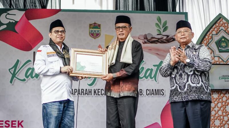 Bupati Ciamis, Herdiat Sunarya menerima penghargaan dari Baznas RI pada acara peresmian Kampung Zakat di Desa Maparah.