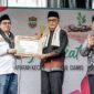 Bupati Ciamis, Herdiat Sunarya menerima penghargaan dari Baznas RI pada acara peresmian Kampung Zakat di Desa Maparah.