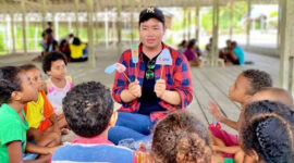 Bhrisco Jordy Dudi Padatu mendampingin anak-anak dalam berliterasi. (FOTO: Astra)