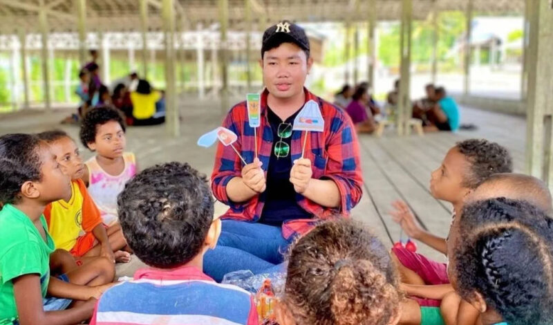 Bhrisco Jordy Dudi Padatu mendampingin anak-anak dalam berliterasi. (FOTO: Astra)