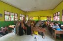 Warga Menunjukkan Buku Tabungan Bank Sampah
