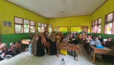 Warga Menunjukkan Buku Tabungan Bank Sampah