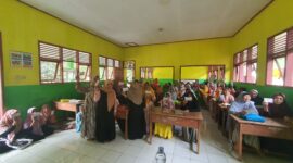 Warga Menunjukkan Buku Tabungan Bank Sampah