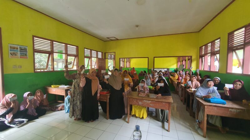 Warga Menunjukkan Buku Tabungan Bank Sampah